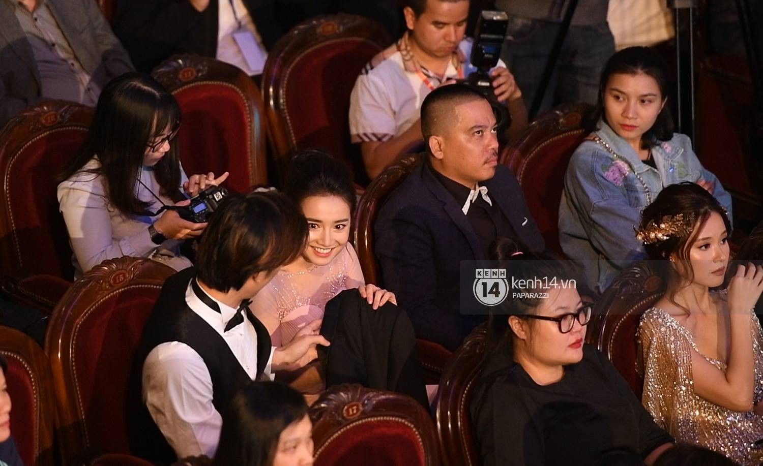 Nhan Phúc Vinh cởi áo khoác cho Nhã Phương khi ngồi cạnh, cùng nhau đi ăn đến gần 2 giờ sáng